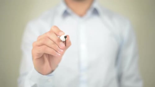 B2B, Business To Business, Geschäftsmann schreibt auf transparentem Bildschirm