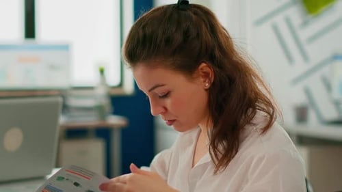 Porträt einer jungen Geschäftsfrau, die in die Kamera lächelt und im Brainstorming-Raum sitzt