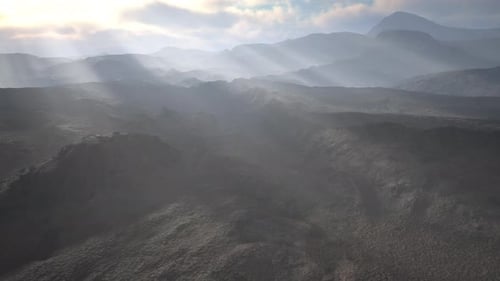 Poussière volcanique noire et montagnes avec brouillard en arrière-plan