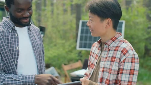 Zwei Ökologen nutzen digitales Tablet