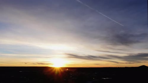 Bunter Sonnenuntergang im malerischen Zeitraffer