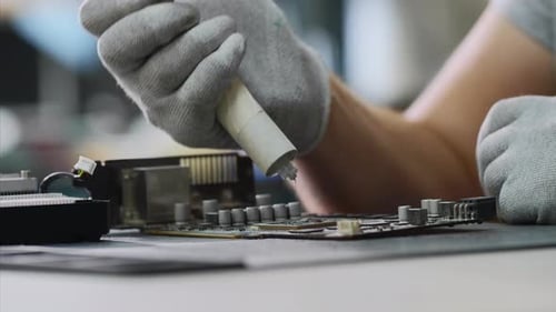 PC Technician Repairs bringt Wärmeleitpaste auf den Prozessor der Grafikkarte von Tube
