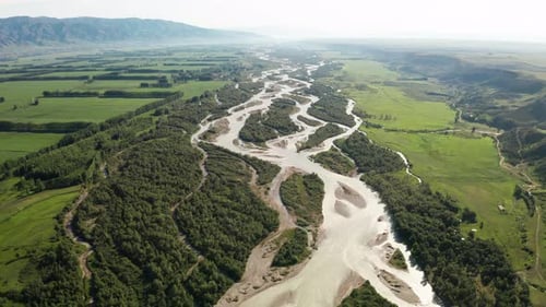 Montañas y río