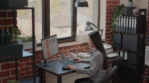 Geschäftsfrau arbeitet im Büro an Jährlich Datendiagrammen