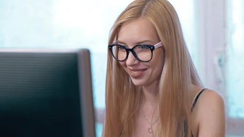 Designerin arbeitet am Computer