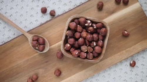 Gros plan de noisettes saines dans un bol en bois.