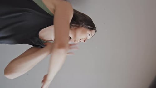 Mädchen tanzt Vogue Vertical