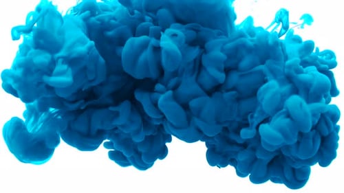 Gotas de tinta de tinta de cor azul na água Vídeo em câmera lenta com espaço de cópia. Nuvem de tinta girando fluindo