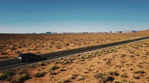 Schöne Luftaufnahme eines Minivan-Autos entlang der Amazing American Desert Highway Road