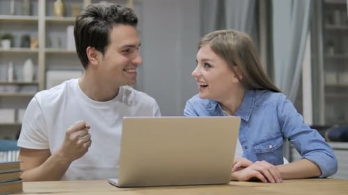 Aufgeregte junge Casual-Designer feiern Erfolg des Online-Projekts