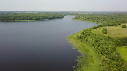 Wilde Natur des Sees Zaronovo