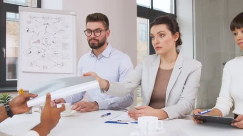 Recruteurs ayant un entretien avec un employé