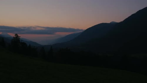Zeitraffer des schönen Sonnenaufgangs über bewaldeten Bergen