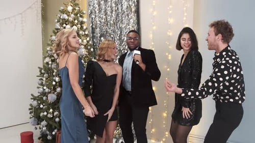 Grupo de amigos multirraciais fazendo festa de ano novo