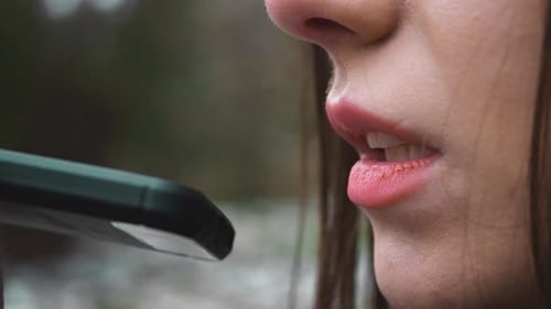 junge Frau, die Sprachnachricht aufnimmt, Voicemail oder Lautsprecher verwendet, Unterhaltung genießt,