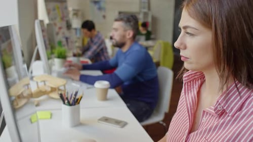 Frau tippt am Computer im Büro