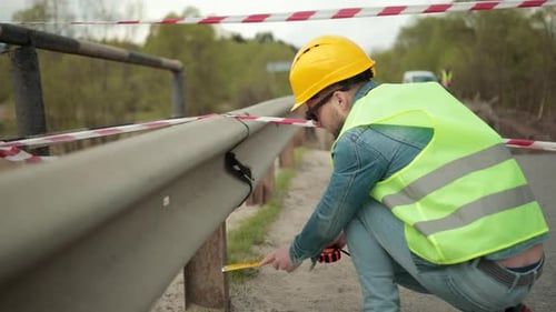 Zusammenbruch der zerstörten Straßenbrücke als Folgen Naturkatastrophe