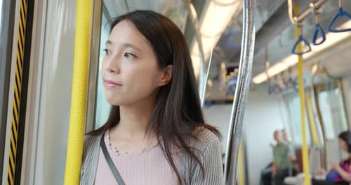 Femme utilisant un téléphone intelligent dans le compartiment du train