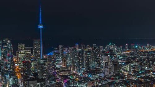 Nachtverkehr in der Innenstadt von Toronto Ein Cn Tower 04
