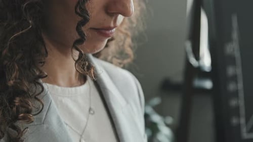 Nahaufnahme einer Geschäftsfrau, die am digitalen Tablet arbeitet