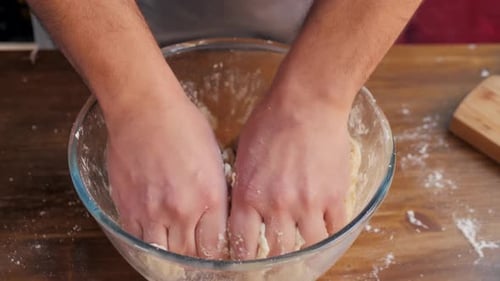 Hände kneten rohen Teig auf dem Tisch flach legen. Blick von oben auf Baker mit Empanadas beim Kochen auf dem Tisch