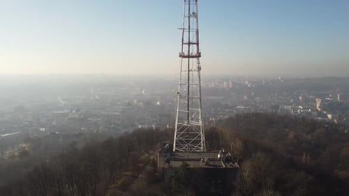 Luftaufnahme einer Drohne, die in der Nähe von Fernsehturm fliegt.