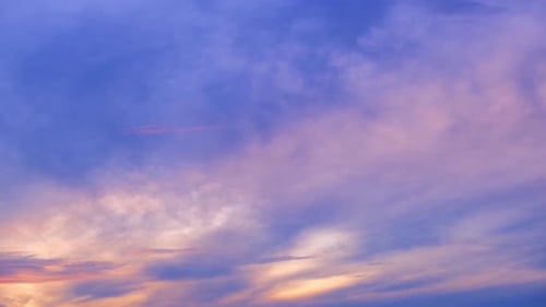 4K Zeitraffer des bunten Himmels bei wunderschönem Sonnenaufgang. Romantische Wolken