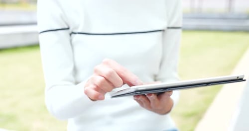 Frau hält mit digitalem Tablet-Computer