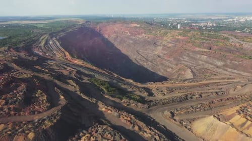 Große industrielle Steinbruch-Luftaufnahme