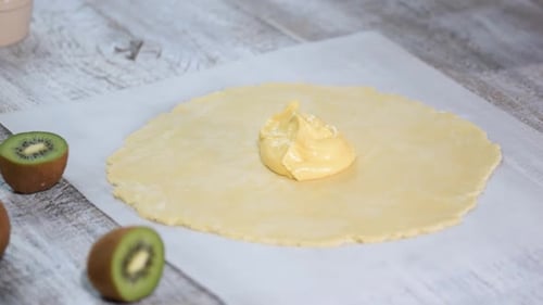 Making a Kiwi Tart with Creamy Filling