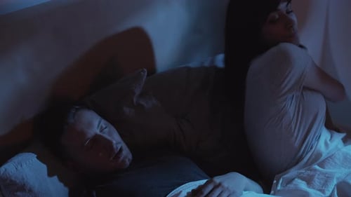 Insomnie nocturne : problème de couple ronflement, lit