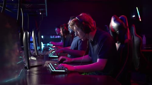 Jogadores profissionais de esportes eletrônicos em um torneio de jogos online
