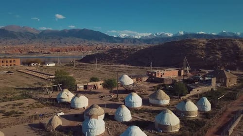 Yourtes de style kirghize traditionnel, lac Issyk Kul
