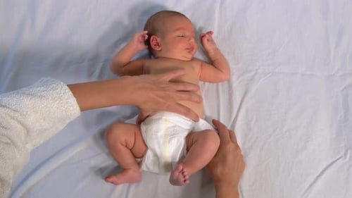 Madre cambiando el pañal en su bebé recién nacido.