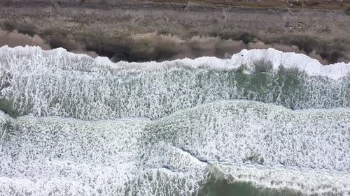 Grandes olas chocando en la playa