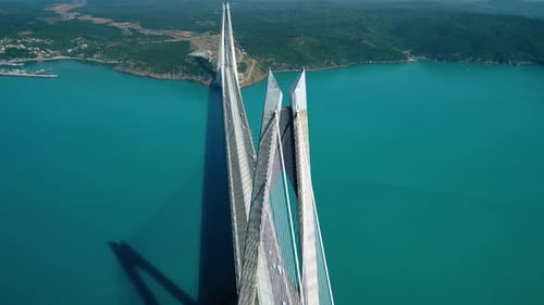Blaues Meer und Brücke