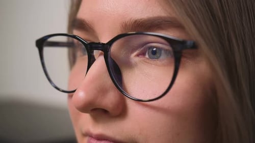 Nahaufnahme von Frauengesicht in Brille Frau hat schöne blaue Augen