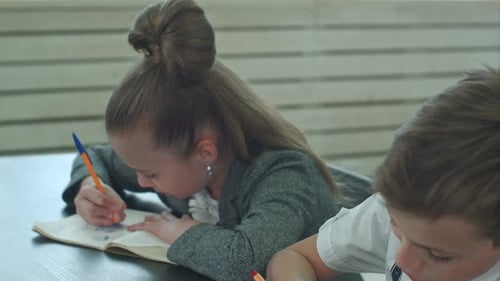 Groupe d'élèves hispaniques en classe à l'école pendant la leçon