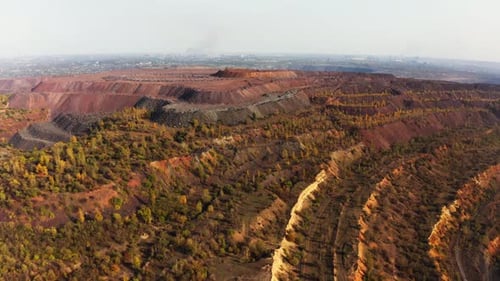 D'énormes monticules de minerai de fer usagé près de la carrière