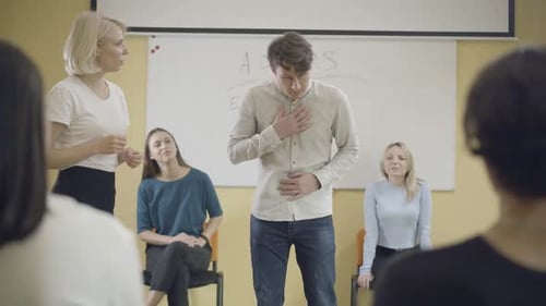 Hombre caucásico adulto que expresa diferentes emociones estudiando actuación