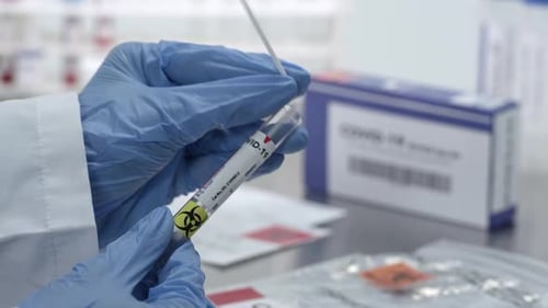 Coronavirus-Tupfertest wird in einer Datei und einer Plastiktüte versiegelt