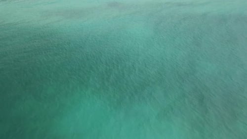 Türkisfarbenes Meerwasser aus großer Höhe