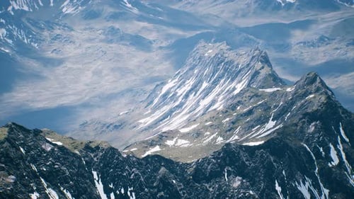 Vista aérea del paisaje de las montañas con nieve cubierta de nieve