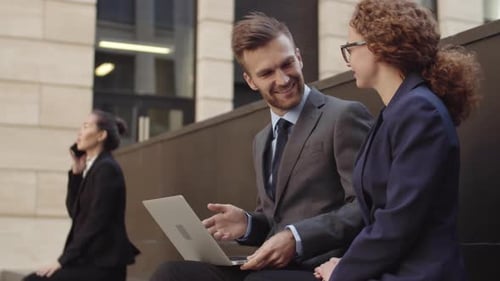 Homme d'affaires et femme d'affaires travaillant ensemble
