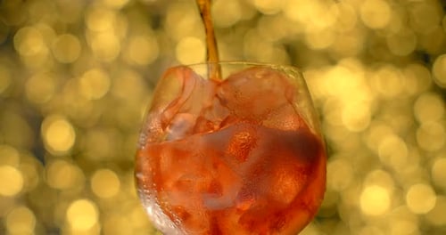 Cocktail wird in das Glas gefüllt mit Eiswürfeln und Soda gegossen 120Fps Prores HQ
