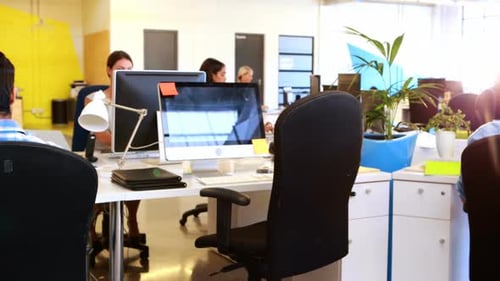 Les hommes d'affaires interagissent et travaillent