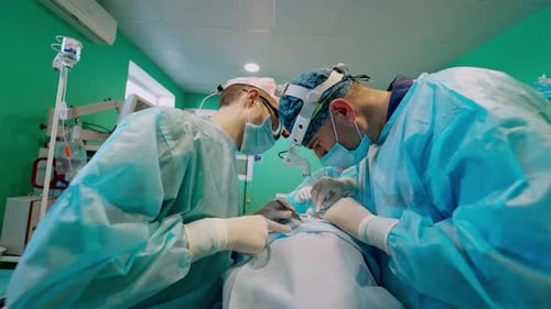 Ärzte reanimieren einen Patienten in der Notaufnahme