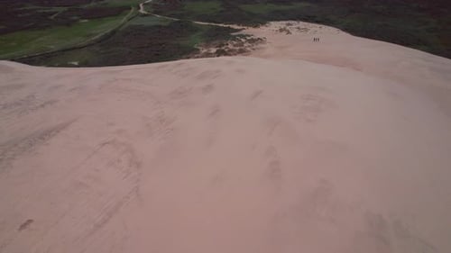 Drone sur la plage par le phare de Rubjerg Knude