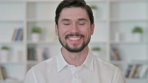 Lächelnder Mann schaut in die Kamera