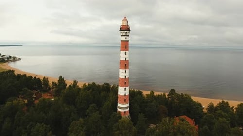 Le vieux phare de la côte
